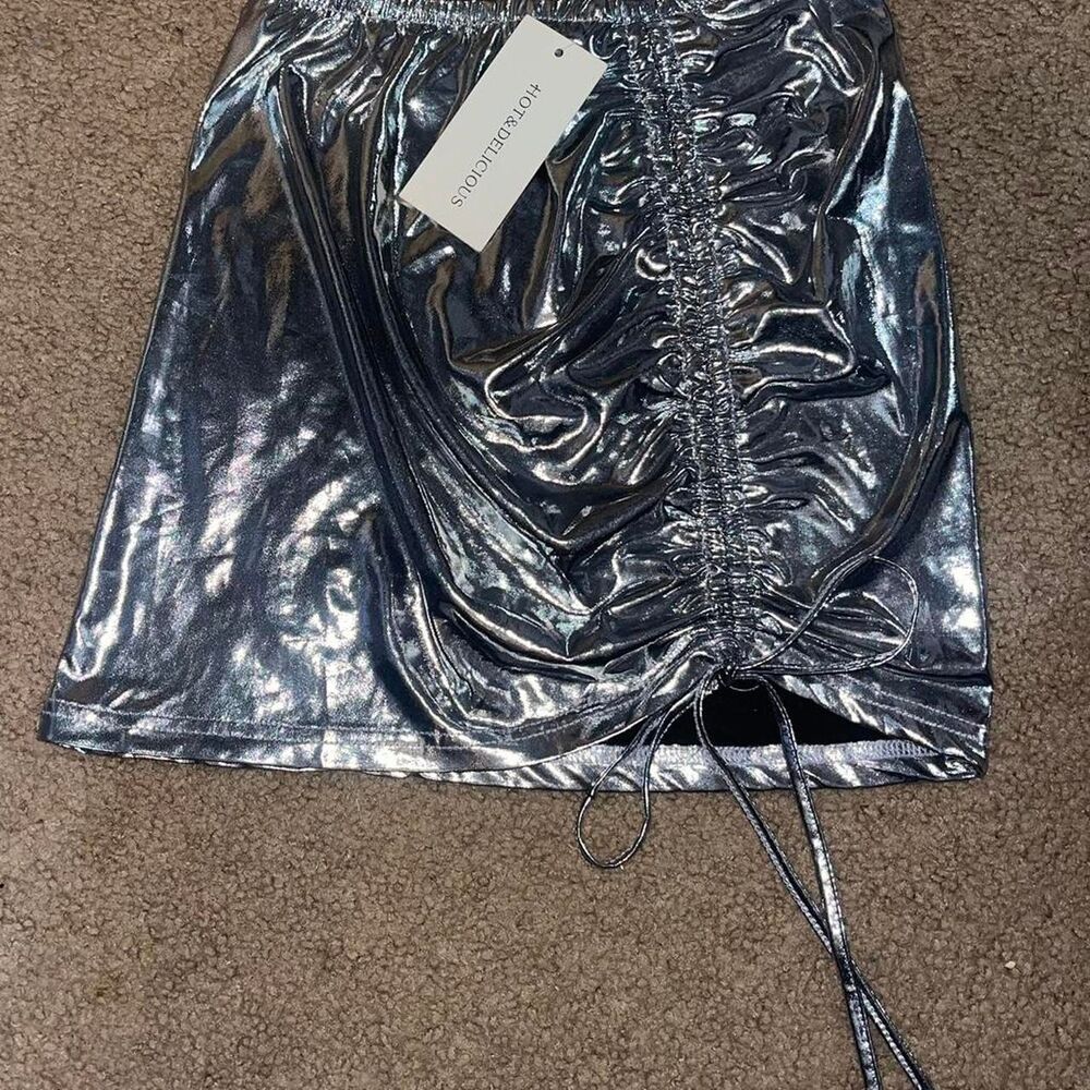 Hot & Delicious Women's Silver metallic skirt - size small - NWT